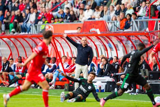 FC Twente krijgt weliswaar kansen, maar PEC-trainer Johnny Jansen ziet dat zijn ploeg nog niet met lege handen staat.