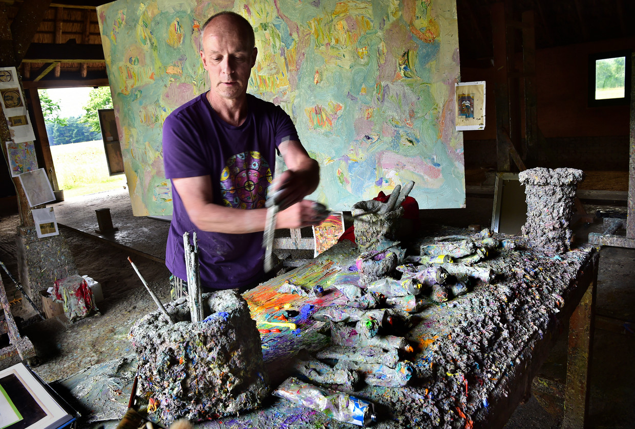 Kunstenaar Marc Mulders aan het werk in zijn atelier in Middelbeers. Beeld Marcel van den Bergh
