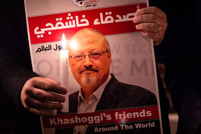 Een foto van Khashoggi die een demonstrant vasthoudt, samen met een kaars.