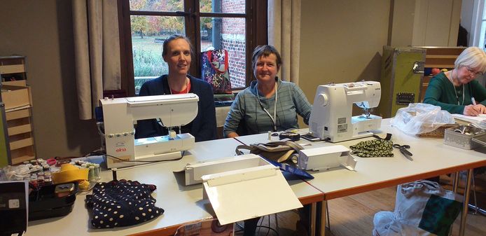 Liesbeth Stryckens (links) en Els Saey (rechts) herstelden kledij in het repaircafé.