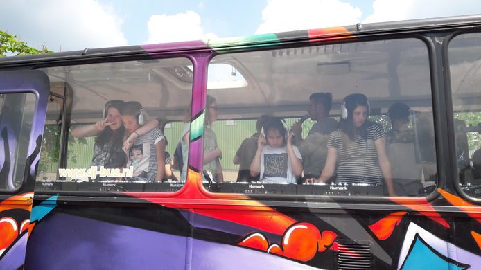 Leerlingen van het Elde College in de DJ Bus uit Den Bosch. Zij kregen hier les van dj's.