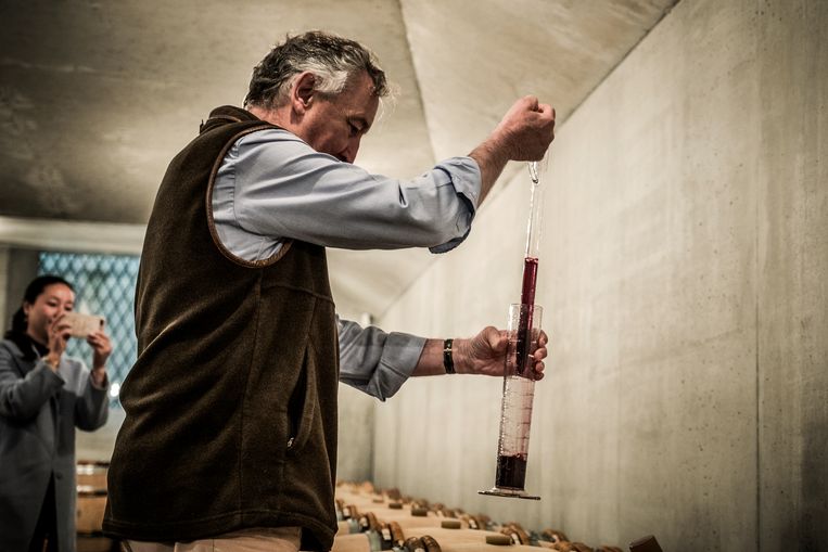 Jacques Thienpont neemt een staal wijn. Beeld Diego Franssens