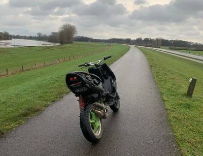 Jongen (15) haalt halsbrekende toeren uit op scooter om aan politie te ontkomen in Giesbeek