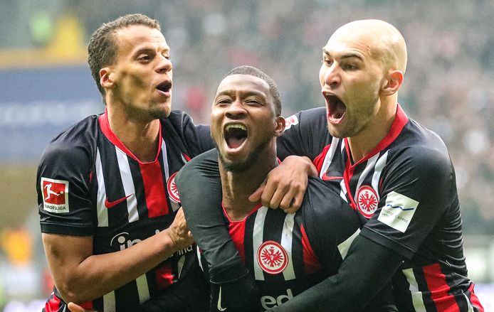 Almany Touré viert met Timothy Chandler (links) en Bas Dost (rechts) zijn schitterende treffer.
