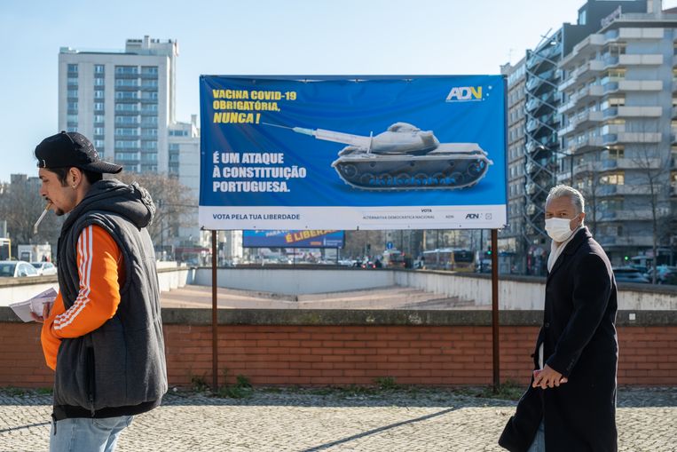 Billboard in het centrum van Lissabon. Eronder staat: 'Het covidvaccin moet nooit verplicht zijn, het is een aanval op de Portugese grondwet'. Beeld Eline van Nes