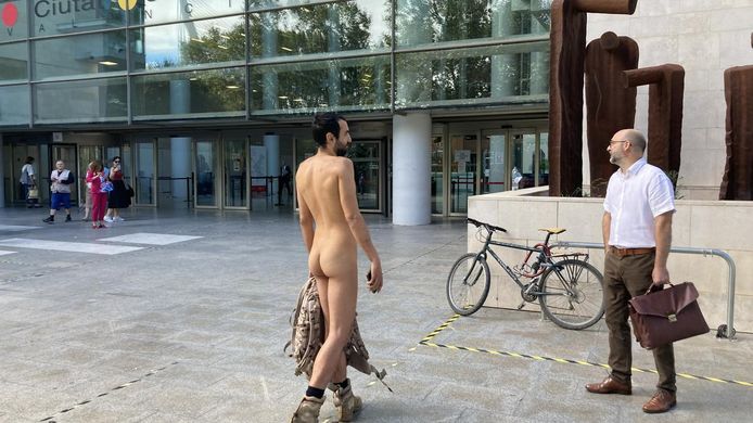 Alejandro Colomar met zijn advocaat bij het hooggerechtshof.