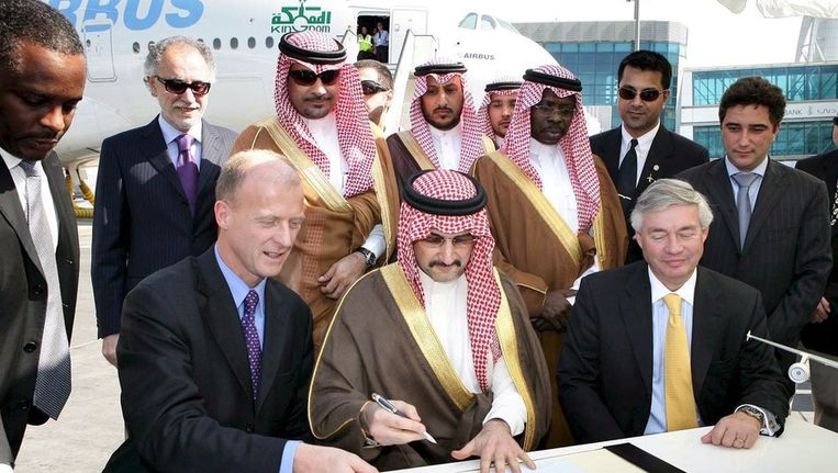 Prins Alwaleed Alsaud bij de ondertekening van het koopcontract van een Airbus. Beeld EPA