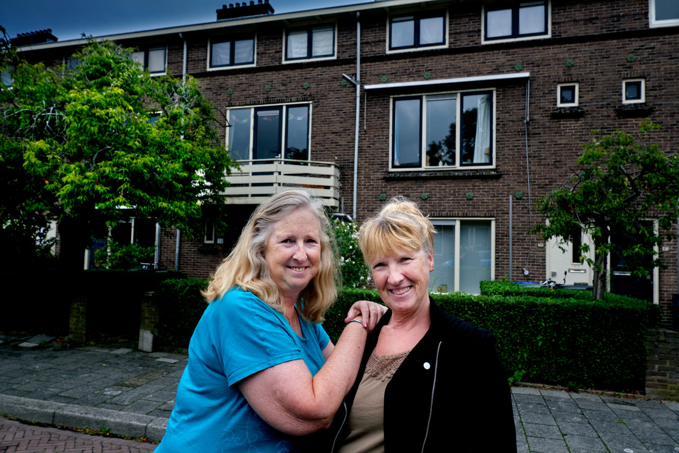 Zussen Aphrodite (links, 62) en Harriëtte (56) voor hun ouderlijk huis in de Dordtse Oudelandstraat. ,,Het is tijd voor nieuwe herinneringen op deze plek.’’