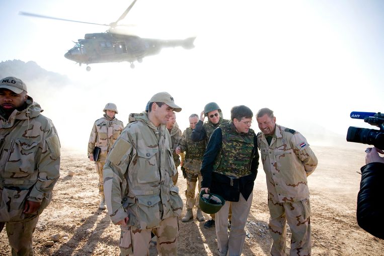 Toenmalige premier Balkenende op bezoek bij de Nederlandse troepen in Afghanistan in Uruzgan.  Beeld 