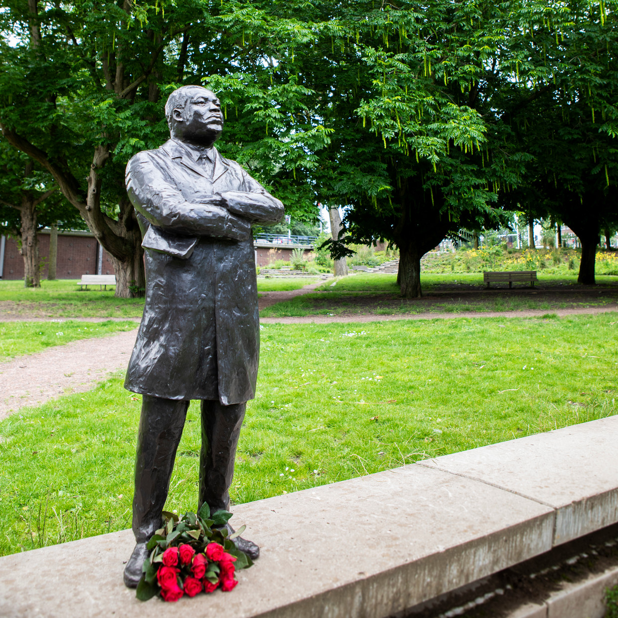 Het standbeeld van Martin Luther King in Amsterdam. Beeld Martijn Gijsbertsen