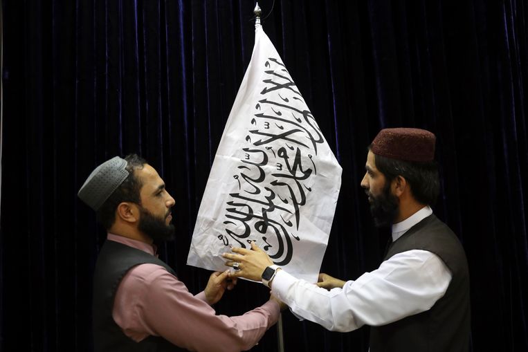 De talibanvlag werd gehesen voorafgaand aan de eerste persconferentie van de groep, in Kaboel. Beeld AP