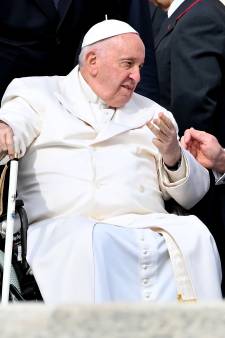 Le pape François, hospitalisé à Rome, a passé “une bonne nuit”