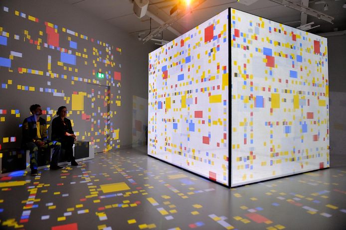 De New Yorkzaal toont het abstracte werk op een kubus.