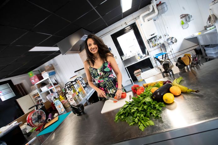 Suri Montoya is Cubaanse. Voor de liefde is ze naar Enschede verhuisd. Ze kookt nu authentiek Cubaans onder de noemer Cubalicious in een zogenoemde dark kitchen: je kunt er alleen afhalen of eten laten bezorgen.