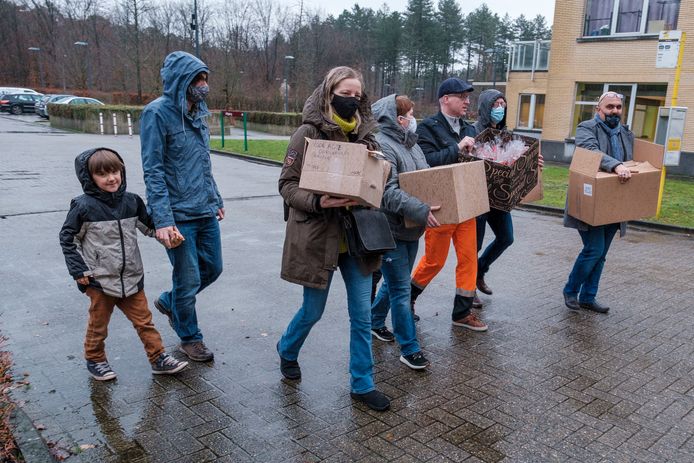 De dokwerkers gingen de pakketten met muffins overhandigen aan het personeel van De Mick.