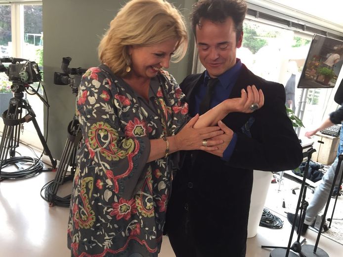 Rotterdamse Tatoeeerder Geeft Loretta Live Een Tattoo Rotterdam Ad Nl