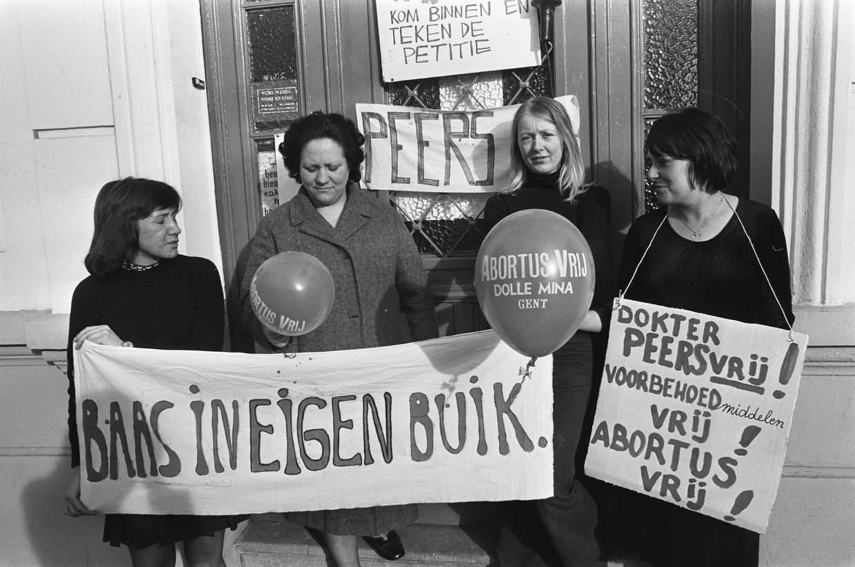 22 januari 1973. Vier vrouwen gaan in hongerstaking na de arrestatie van dokter Willy Peers die abortussen heeft uitgevoerd. Beeld RV Collectie / Archief : Fotocollectie Anefo