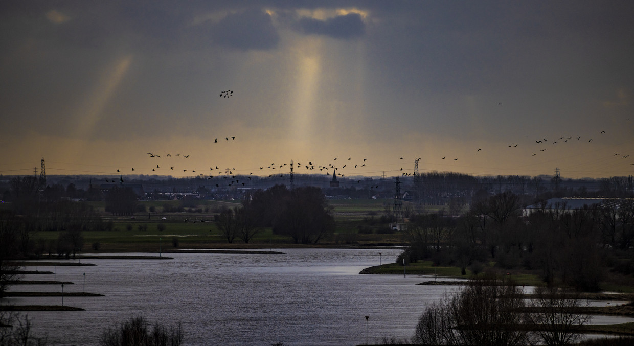 Zicht op de Nederrijn bij Wageningen. Links de Betuwe, rechts de Veluwe. 
