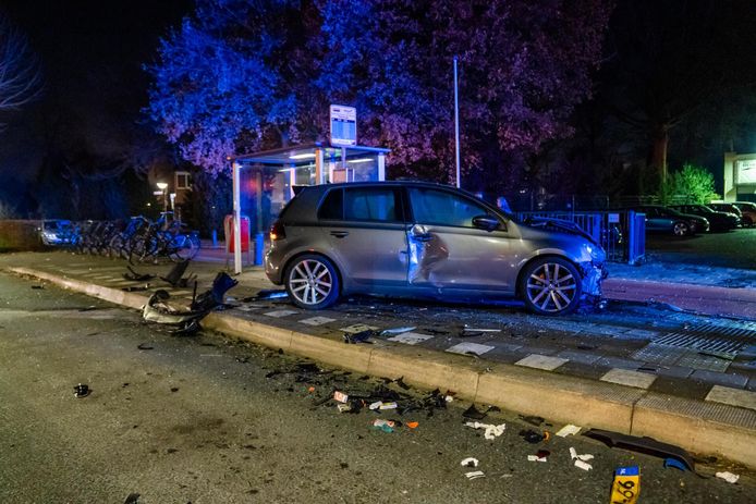 De auto vloog over de Mierloseweg in Geldrop heen en landde bij een bushokje.