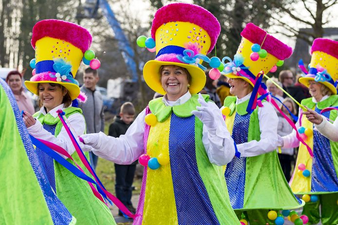 Veel volk been voor carnavalsstoet in Carnaval in Twente 2019 | tubantia.nl