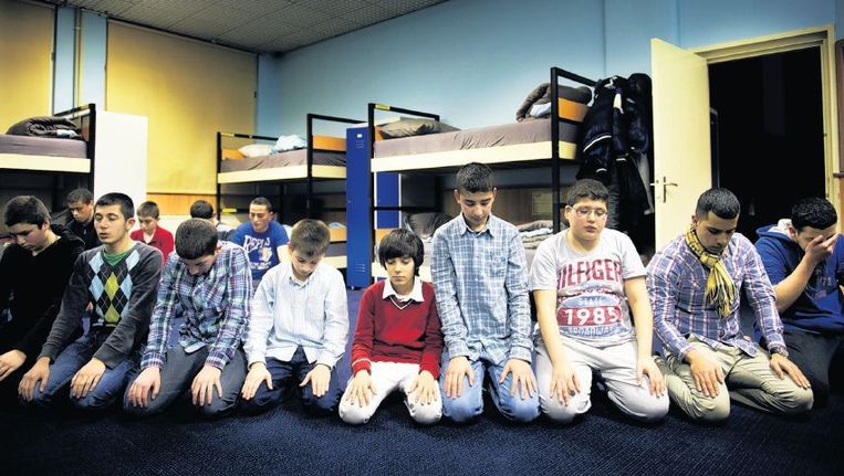 Enkele van de naar schatting 3000 kinderen die in Nederland in aan moskeeën verbonden internaten wonen. Beeld Robin Utrecht/HH