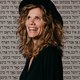 Zangeres Niki Jacobs wil het Jiddisch weer laten klinken in Europa: ‘Prachtige taal’