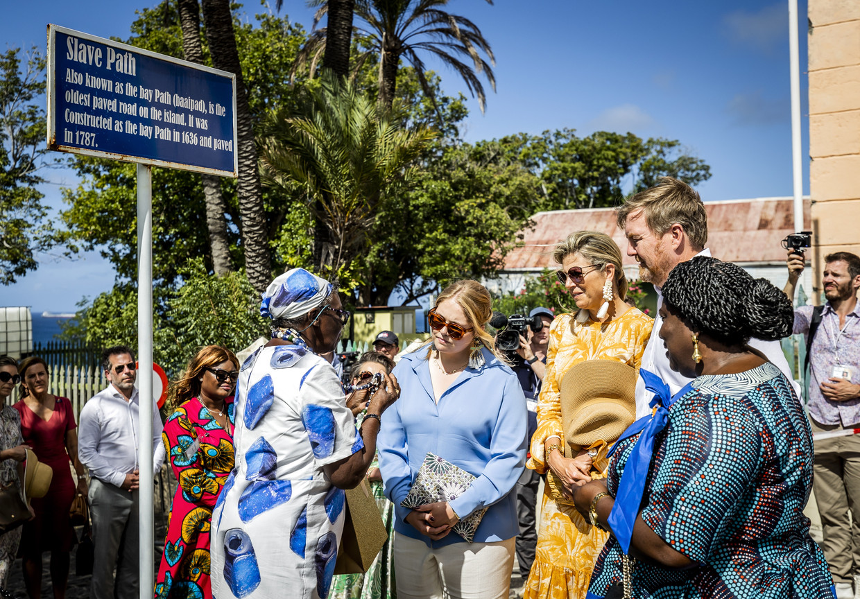 Koning Willem-Alexander, koningin Máxima en prinses Amalia wandelen over het slavenpad, waar ze een toelichting krijgen op het slavernijverleden tijdens hun bezoek aan Sint-Eustatius. Beeld ANP