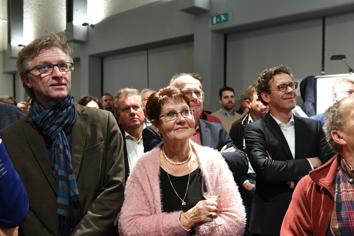Ed Goossens van Dorpsbelangen (links) en Lourens van Bruchem van de SGP (rechts), op de verkiezingsavond van West Betuwe.