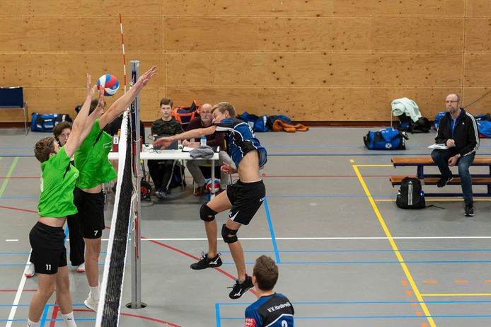 Bas Commandeur van VVH slaat uit alle macht een bal langs het blok van SSS.