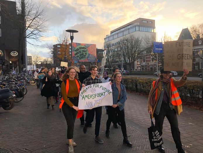 Jonge klimaatactivisten demonstreren in Amersfoort.