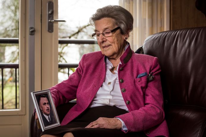 Henny Vogel-Van Elburg met het portret van haar vader.