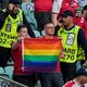 Stewards nemen regenboogvlag in beslag voor kwartfinale Tsjechië-Denemarken: UEFA onderzoekt incident