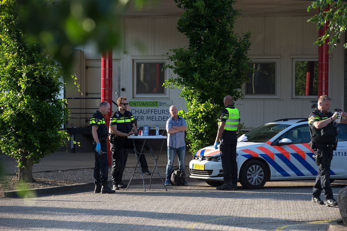 De politie controleert bij de Vion slachterij in Groenlo.