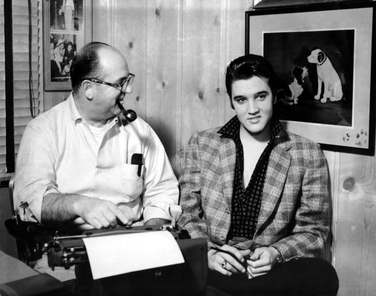 Manager Colonel Tom Parker samen met Elvis in Memphis, 1956. Beeld Michael Ochs Archives