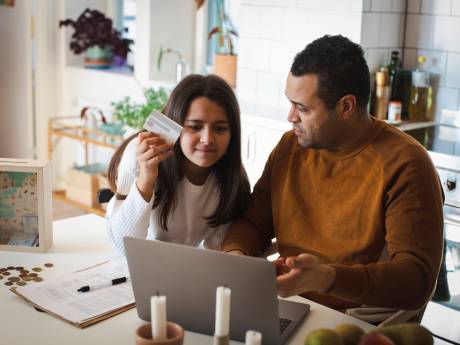 Kind moet sneller veilig leren bankieren, vinden Nibud en Rabobank