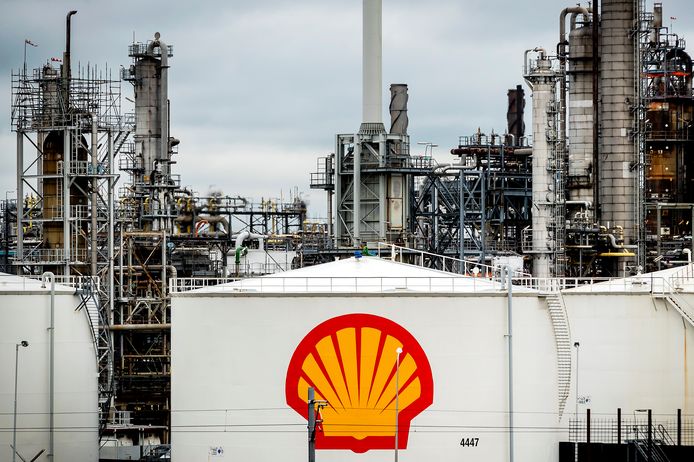 Shell geldt als een grote vervuiler in Rotterdam.