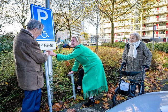 De Rotterdamse Ombudsman Marianne van den Anker besloot donderdag zelf een invalidenparkeerplek voor Govert-Jan (90) en Tannetje-Marie Koopmans-Hoek (95) de grond in te rammen. Met haar hoge hakken...