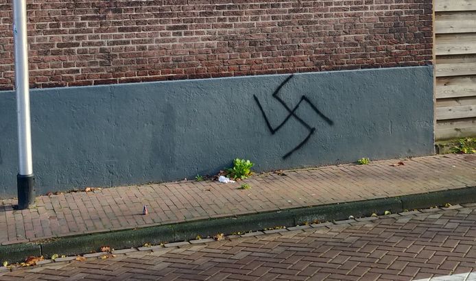 Het hakenkruis tegenover de moskee in Zutphen.