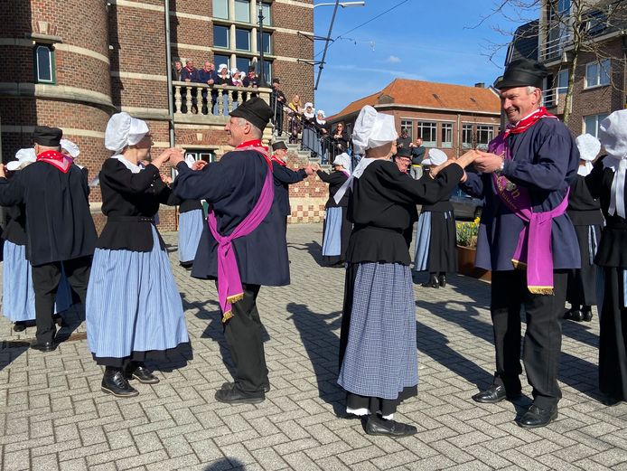 De Sint-Jorisgilde volksdanste zaterdag op het feest voor haar 500-jarig bestaan