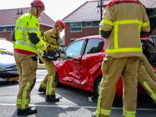 Auto vol in de flank geraakt bij botsing in Apeldoorn: beknelde vrouw door brandweer bevrijd