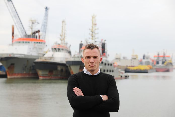 Drechtstreek-middenvelder Ton Groffen bij zijn werk in de haven van Rotterdam.