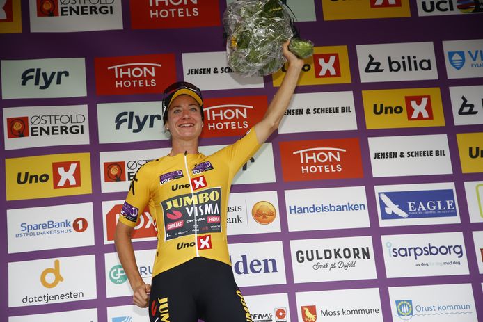 Marianne Vos op het podium in de leiderstrui.