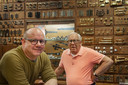 Vader Ad (rechts) en zoon Jeroen Wallebroek in hun ijzerhandel in de Halstraat. Na 119 jaar gaat de winkel dicht.