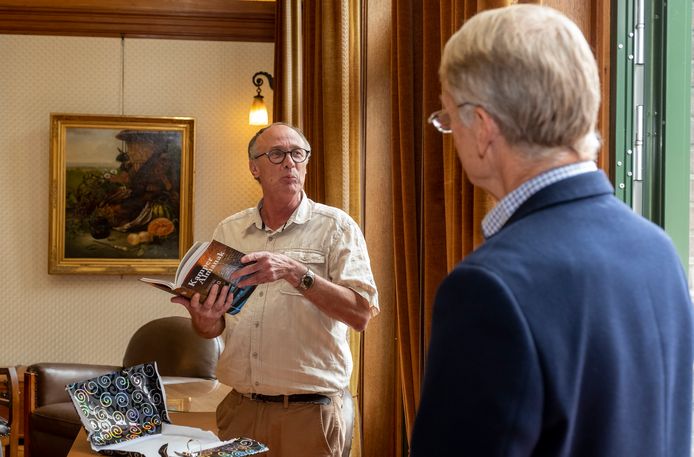 Theo van Mierlo bladert door 'zijn' laatste almanak, onder toeziend oog van directeur Herman Harder van het SNS Historisch Centrum.