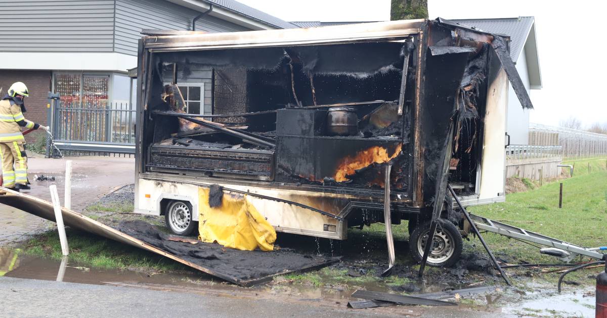 Snackwagen brandt uit, brandweer stelt gasflessen veilig: ‘We zagen dat hij raar stond te roken'.