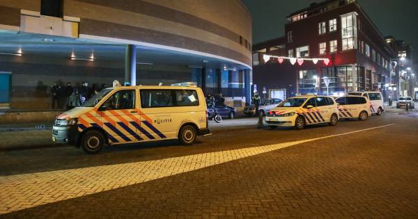 De jongeren met capuchons maakten veel indruk op het winkelpersoneel.