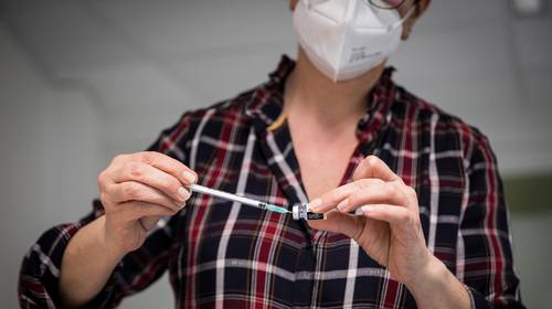 Gebroken flacons, verkeerde doseringen en gemors met spuitjes: duizenden vaccins gingen al verloren