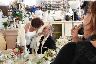 Andries en Ingrid maken trouwfoto's in de kringloopwinkel