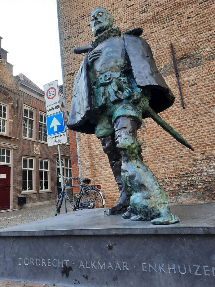 Het bewerkte beeld van Willem van Oranje in Dordrecht