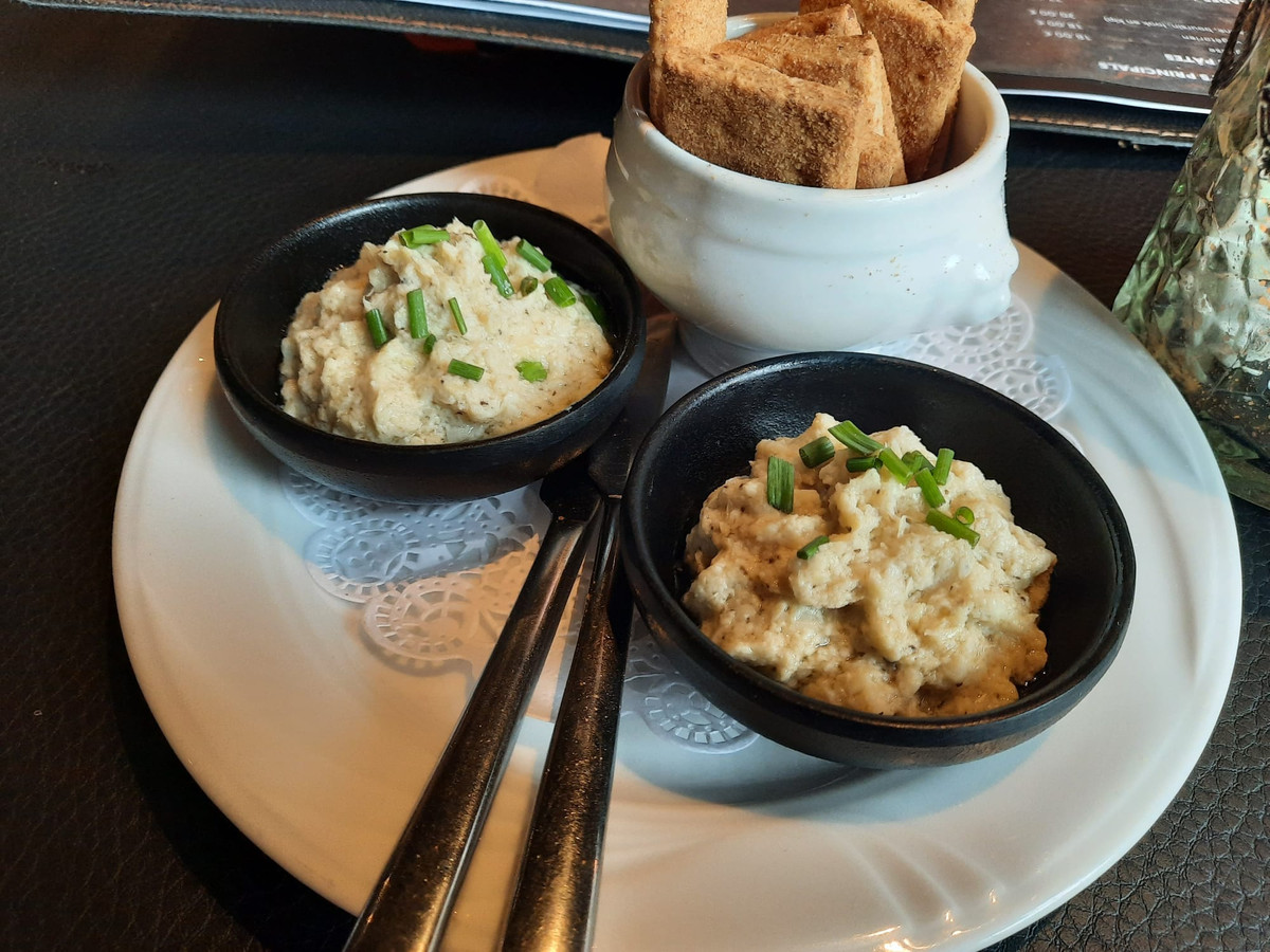 DE DAGSCHOTEL. ’t Oud Gemeentehuis, waar het elke dag stampvol zit “Je